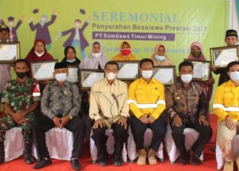 PT STM Beri Beasiswa Prestasi Bagi Sepuluh Mahasiswa Huu