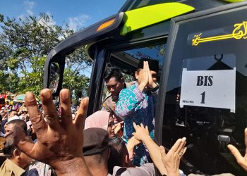 AKJ Ikut Naik Bis Dari Dompu Dampingi CJH