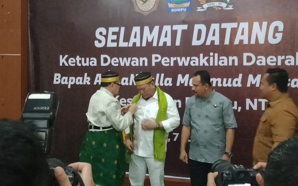 AA LaNyala Dapat Gelar “Ma Eli Ra Disa” Dari Dompu