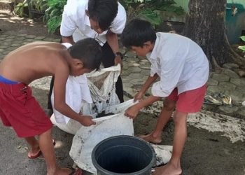 SDN 12 Huu Buat Pupuk Cair Dari Limbah