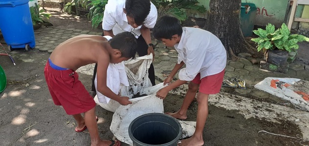 SDN 12 Huu Buat Pupuk Cair Dari Limbah