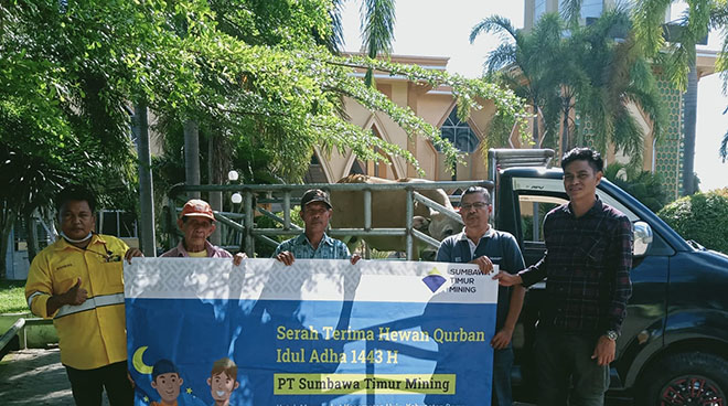 PT STM Sumbang 10 Ekor Sapi Qurban Bagi Dompu