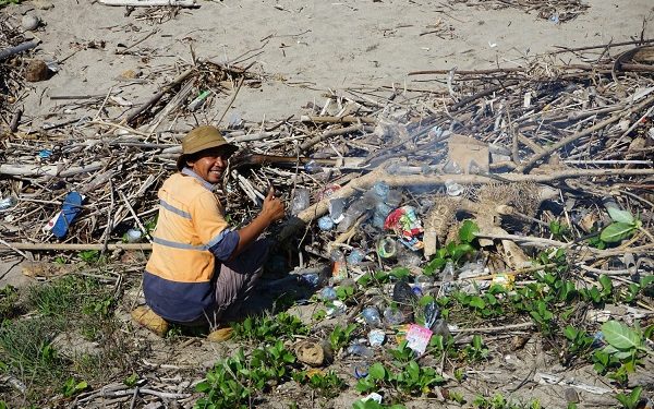 Lindungi Lingkungan,  PT STM Gelar Bersih-Bersih Pantai Ngampa