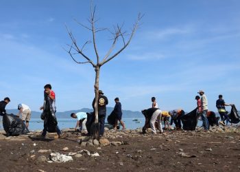 Karang Taruna Hu’u dan PT STM Lakukan Gotong Royong