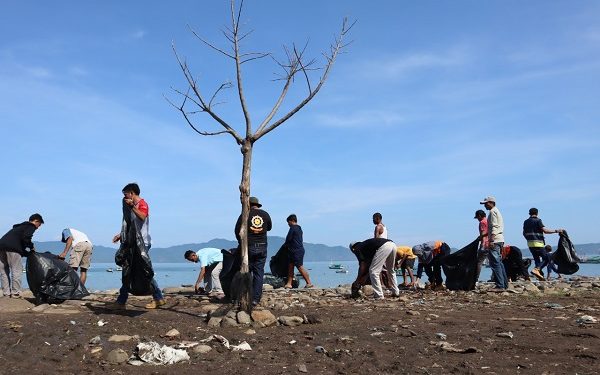 Karang Taruna Hu’u dan PT STM Lakukan Gotong Royong