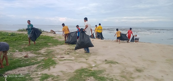 Wisman Ikut Bersih Pantai Lakey Bersama PT STM