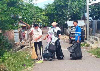 PT. STM Bersama Kontraktor dan Warga Bersih – Bersih Jalan Lintas Lakey Hu’u