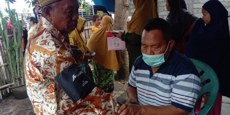 Dikes Gerak Cepat Beri Pelayanan Kesehatan pada Korban Banjir Dompu