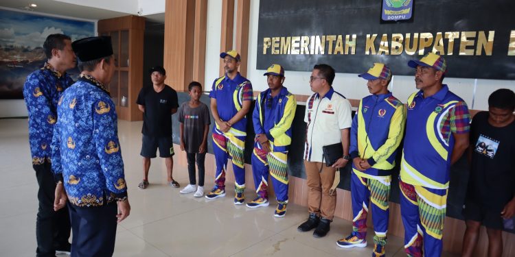 Lepas Atlet Selancar, Wabup Optimis Atlet Selancar Bisa Sumbang Medali untuk Dompu