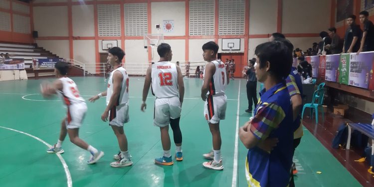 Tim Basket Putra Dompu Menang atas Tim Basket KSB