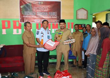 Kemenkumham NTB Bagikan Sembako pada Korban Banjir di Dompu