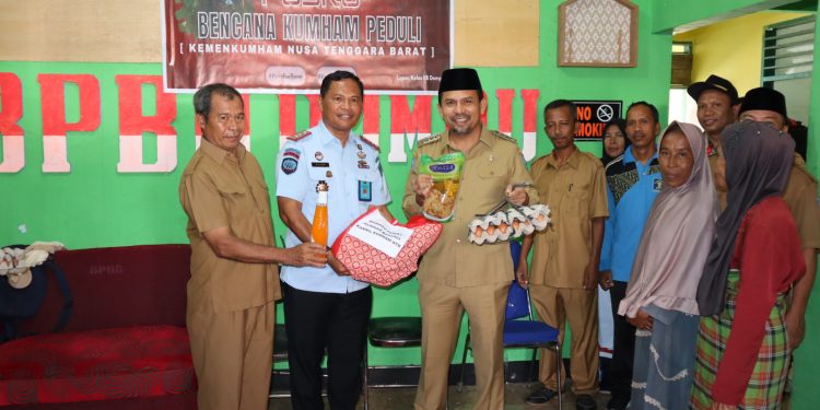 Kemenkumham NTB Bagikan Sembako pada Korban Banjir di Dompu