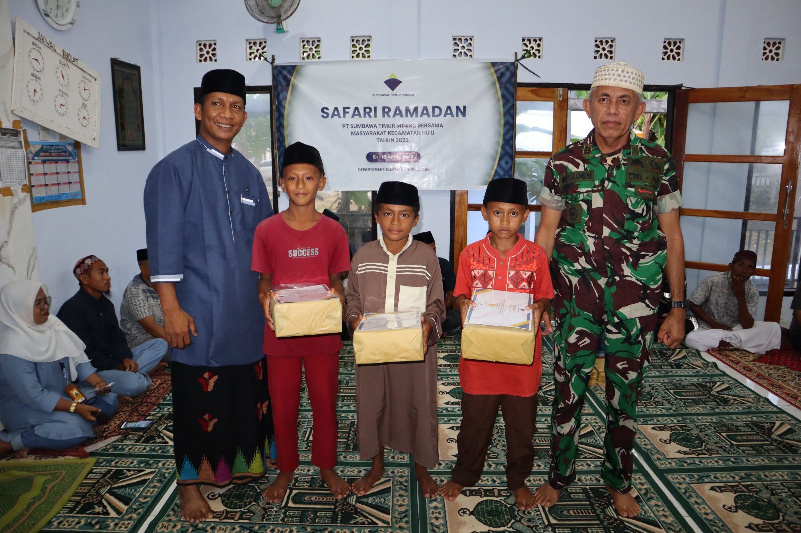 Danramil Huu bersama Kapolsek Hu'u foto bersama anak - anak penerima hadiah juara lomba mengisi bulan ramadhan di masjid Al Abrar Nangadoro