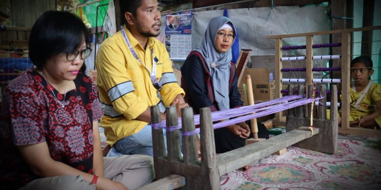 Dukung Program Pemerintah, PT STM Latih Penenun untuk Motif Muna Pa’a Dompu