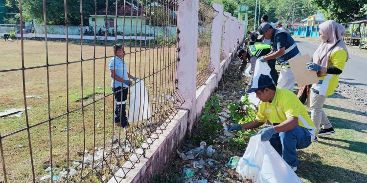 Community Service di Rasabou, PT STM Bersama Warga Kolaborasi Bersihkan Lapangan dan Lingkungan Sekitar