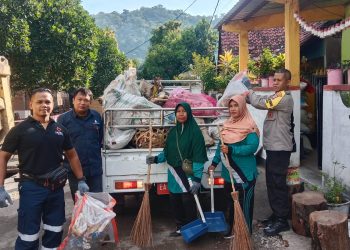 Kompak Warga Daha Ikut Bersih – Bersih Lingkungan Bersama PT STM