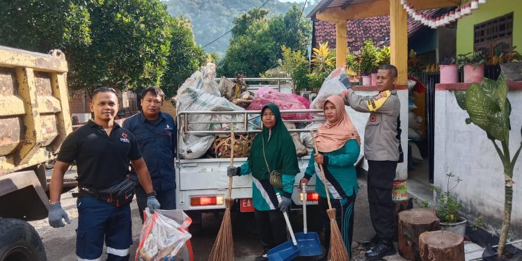 Kompak Warga Daha Ikut Bersih – Bersih Lingkungan Bersama PT STM