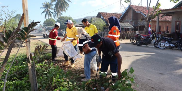 Community Service PT STM di Nangadoro Bersihkan Lingkungan dari Sampah