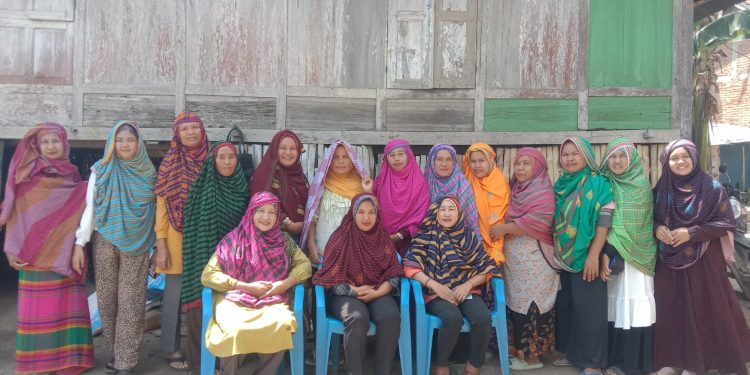 Jaga Warisan Budaya, AMAN Dompu Beri Suport Pengrajin Tenun Munapa’a Ranggo