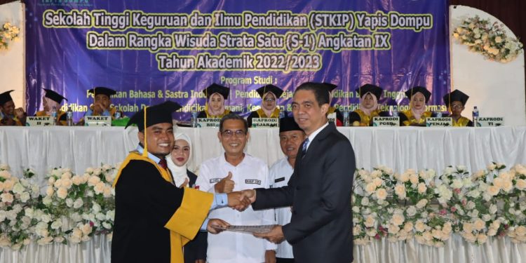 169 Lulusan Diwisuda, STKIP Yapis Dompu Semakin Maju dengan Akreditasi Baik Sekali