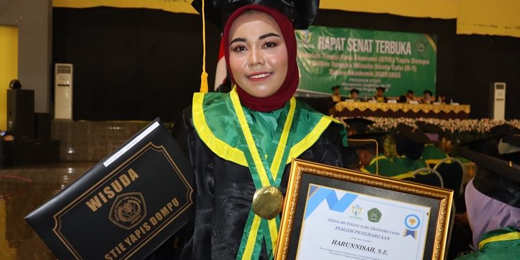 Jadi Lulusan Terbaik, Anak Petani Tempuh Kuliah 3,5 tahun dengan IPK 3,98