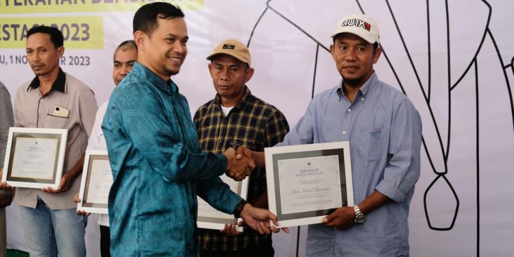 PT STM Serahkan Beasiswa kepada 40 Mahasiswa Berprestasi asal Dompu