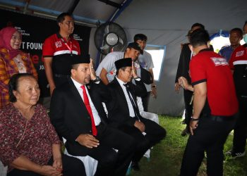Bupati dan Wakil Bupati Dompu Ikut Periksa Kesehatan Matanya di Acara Bhakti Sosial PT STM