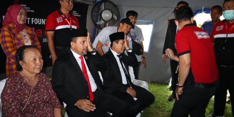 Bupati dan Wakil Bupati Dompu Ikut Periksa Kesehatan Matanya di Acara Bhakti Sosial PT STM