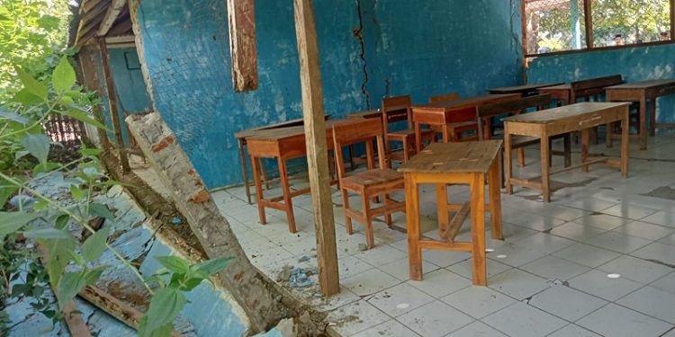 Gedung MTs As-Syahtakhir Ambruk