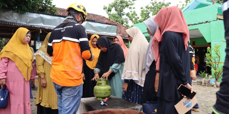 Isi Bulan K3 Nasional 2024, ERT STM Edukasi Warga Tangani Kebakaran di Rumah Rangga