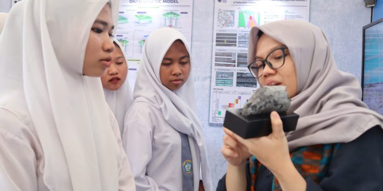 STM Pamerkan Core Sample Hasil Eksplorasi Proyek Hu’u di Dompu Expo 2024
