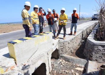 PT STM Perbaiki Jalan Provinsi di Nangadoro