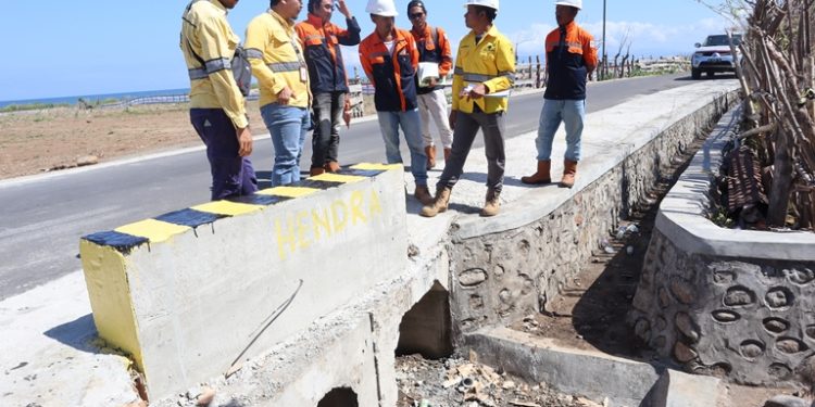 PT STM Perbaiki Jalan Provinsi di Nangadoro