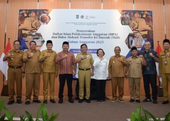 Bupati Dompu Terima Daftar TKD 2025 dari Pj Gubernur NTB