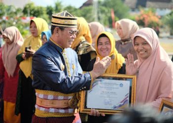 Bupati Dompu Beri Apresiasi Sekolah Berprestasi pada Hardiknas 2024