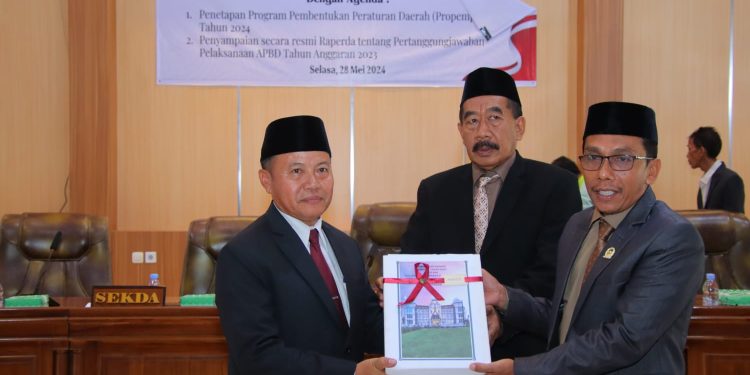 Pemda Dompu Sampaikan Raperda Pertanggungjawaban APBD 2023 ke Dewan