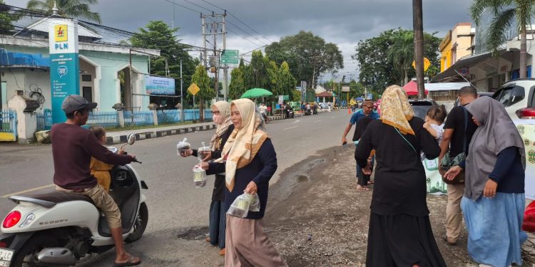 Didukung PT STM, IKWI Dompu Berbagi Takjil