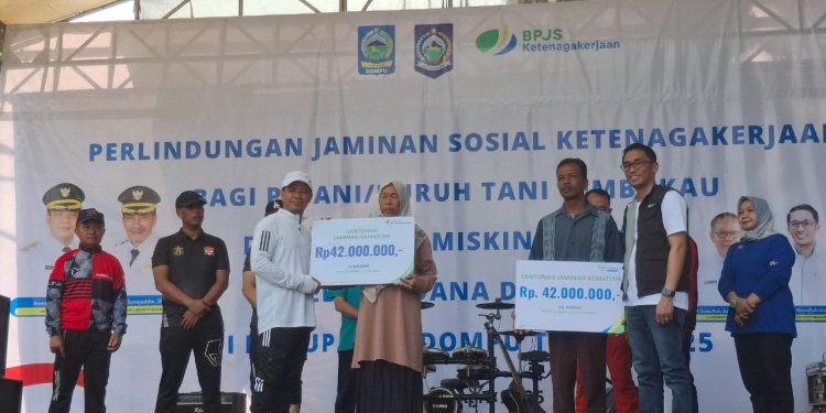 Tunaikan Janji Politik, BBF DJ Serahkan Kepesertaan BPJS Ketenagakerjaan untuk Pekerja Rentan