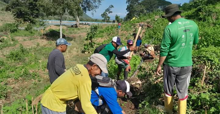 Warga Sawe Gotong Royong Pasang Pipa Air Bersih Bantuan STM