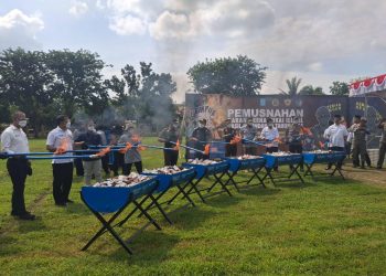 Bea Cukai Sumbawa Musnahkan Rokok Ilegal Hasil Operasi 2024 di Dompu