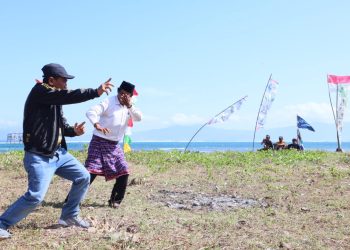 Wakil Bupati Dompu Lakukan Atraksi Gantao di Pembukaan Turnamen Surfing Lakey