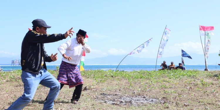 Wakil Bupati Dompu Lakukan Atraksi Gantao di Pembukaan Turnamen Surfing Lakey