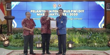 PWI Pusat Anugerahkan Anggota Kehormatan kepada Sultan HB X