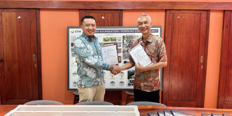 Dukung Studi Geologi, STM Serahkan Sampel Inti Deposit Onto ke UMMAT