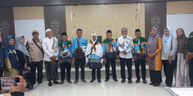 Tangis Haru Melepas Keberangkatan Enam JCH Kloter 15 Asal Dompu
