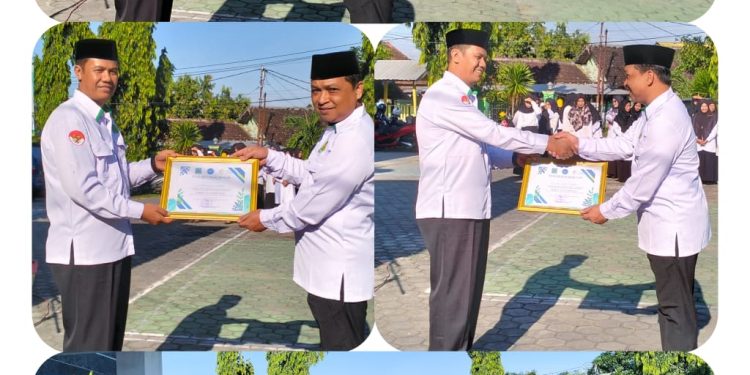 Penyerahan piagam penghargaan.