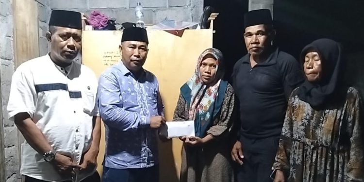 Hamuddin Tutup Usia, KONI Dompu Serahkan Taliasih ke Keluarga Atlet Tinju