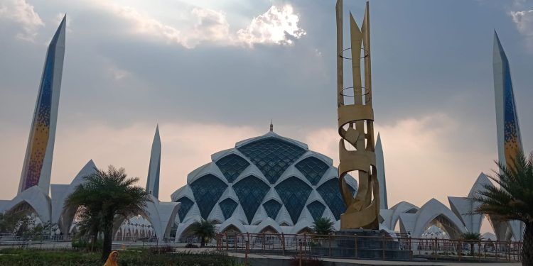 Masjid Al Jabbar “Magnet” Untuk Berwisata Religi