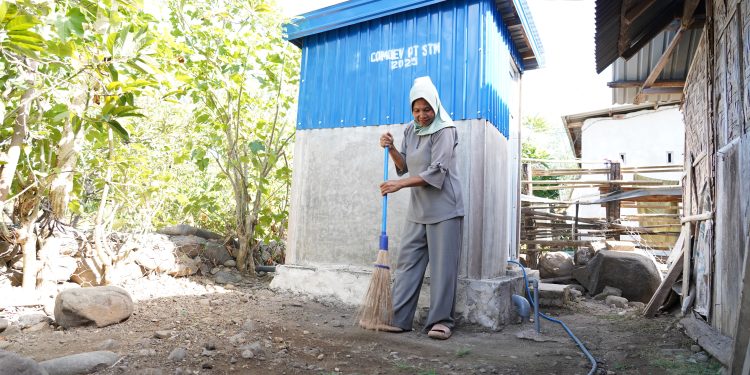 Dari Jalan Terjal hingga Liuk Ular: Perjuangan Warga Hu’u sebelum Program Jamban Keluarga
