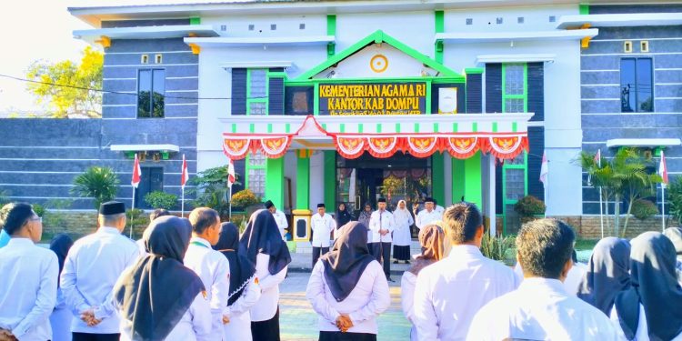 Kepala Kemenag Dompu Pimpin Apel Pagi, Tekankan Keteladanan Rasulullah untuk ASN yang Cerdas dan Bijak